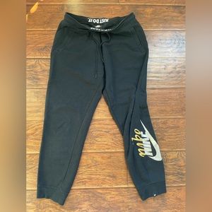 Gently worn Women’s Large black Nike sweatpants